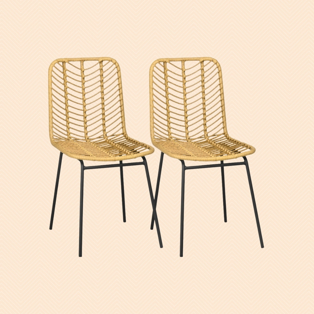 2er Set Esszimmerstühle im Boho-Stil. Sitz und Rückenlehne aus natürlichem PE-Rattan. Stabile gelbe Metallbeine und armloses Design.