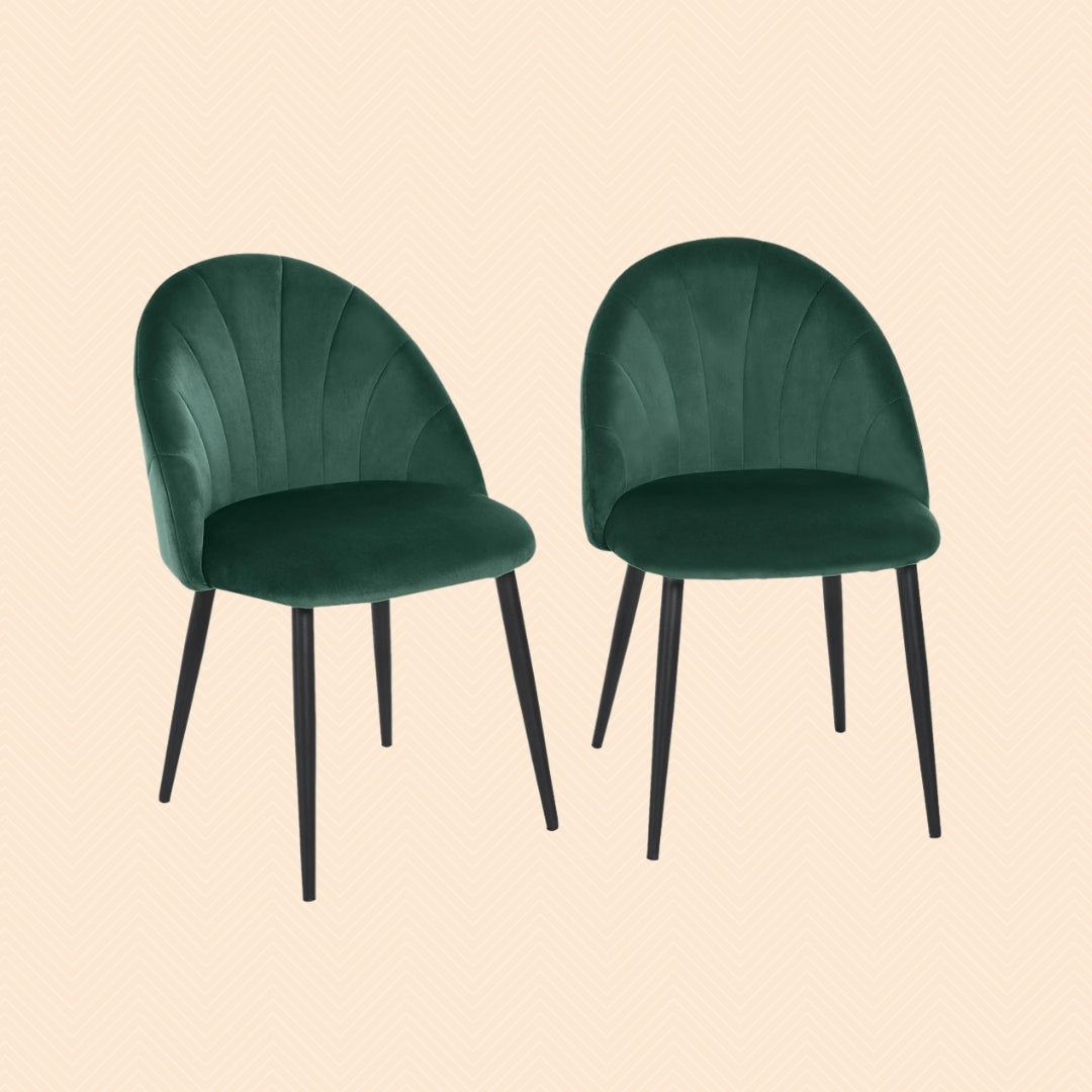 2er Set Esszimmerstühle in sattem Grün Samtoptik. Retro Muschel-Design (Shell-Design) mit dicker Polsterung und schwarzen Metallbeinen.