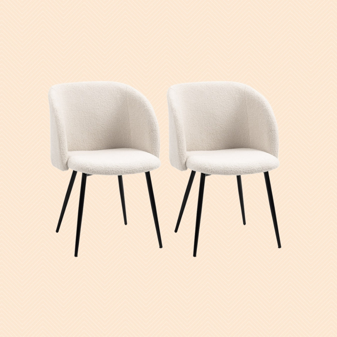 2er Set Esszimmerstühle in Cremeweiß (Lammwoll-Optik). Moderne Polsterstühle mit ergonomisch gewölbter Rückenlehne und schwarzen Stahlbeinen.