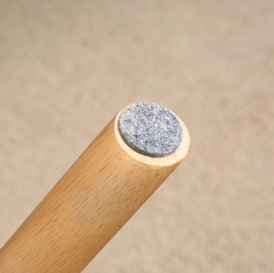 Moderner Fußhocker Hellgrau (67 cm) – Geschwungener Sitzhocker mit Fleece-Bezug und Buchenholzbeinen